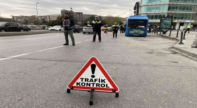 Kadıköyde sivil trafik polislerinden minibüslere denetim