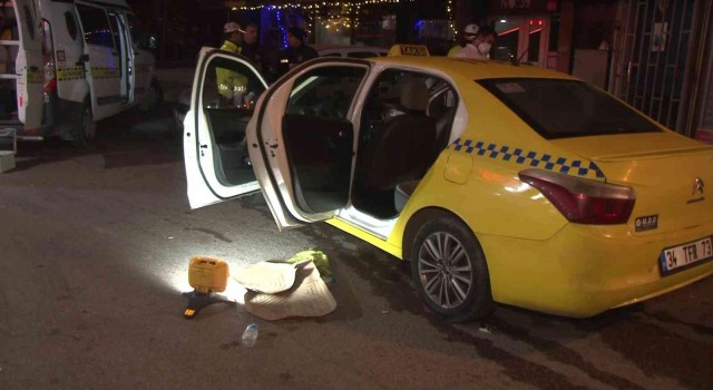 Kadıköyde taksici ile yolcunun ücret tartışmasında kan aktı: 1 yaralı