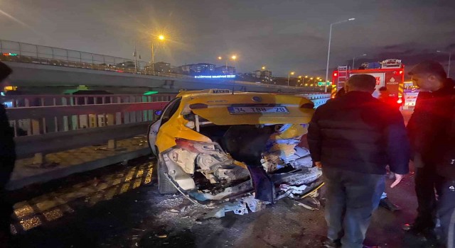 Kağıthanede arıza yapan taksiye araç çarptı: 1 yaralı