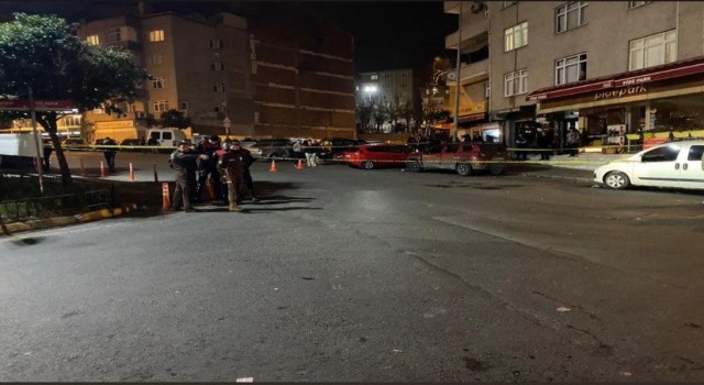 Kağıthanede silahlı kavga: Yoldan geçen genç hayatını kaybetti