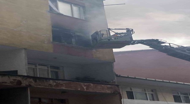 Kağıthanede yangın çıkan daire alev alev yandı: İçeri mahsur kalanları itfaiye kurtardı