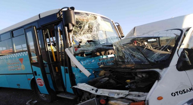 Kahramanmaraşta halk otobüsü ile minibüs çarpıştı: 1 ölü, 4 yaralı