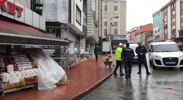 Kaldırımda düşüp yaralanan yaşlı adam hastaneye kaldırıldı