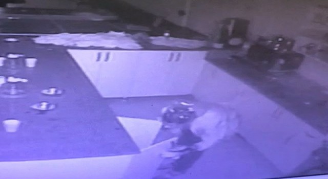 Kamerayı fark eden hırsız yüzünü şeffaf poşetle gizlemeye çalıştı