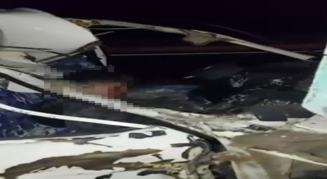 Kamyona arkadan çarpan araç hurdaya döndü: 2 ağır yaralı