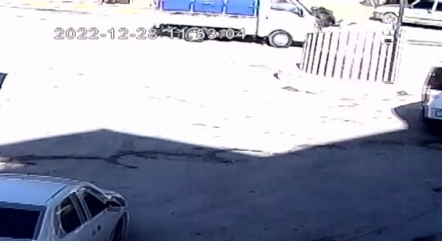 Kamyonet bisikletliye çarptı, kaza anı kamerada