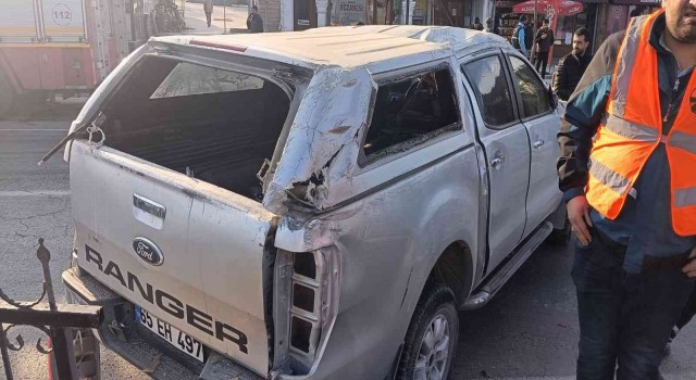 Kamyonet refüje çarptı: 1 yaralı