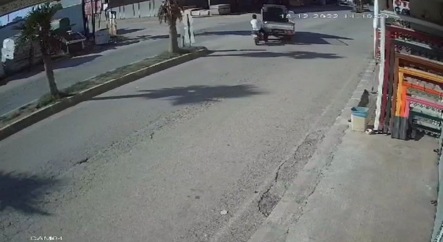 Kamyonete arkadan çarpan motosiklet sürücüsü ağır yaralandı