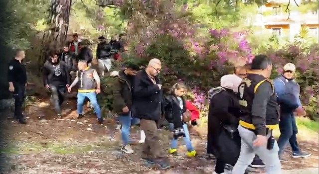 Kapalı otelin güvenlik görevlisi göçmenleri arka kapıdan alıp konaklatmış