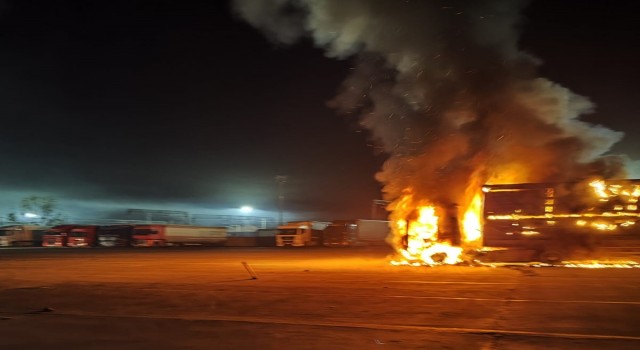 Kapıkule Sınır Kapısında bekleyen tır alev topuna döndü
