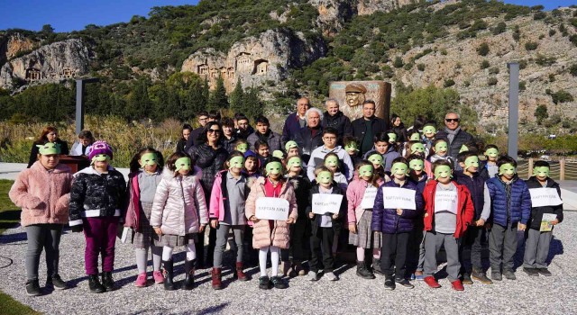 Kaptan Juneun 100üncü yaş günü pastası kesildi