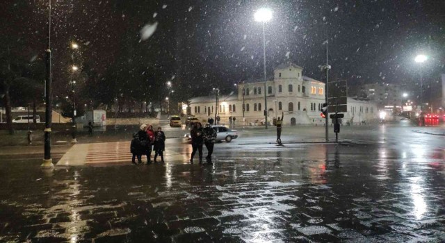 Kar yağışı etkisini gösterdi, bazı sürücüler yolda kaldı