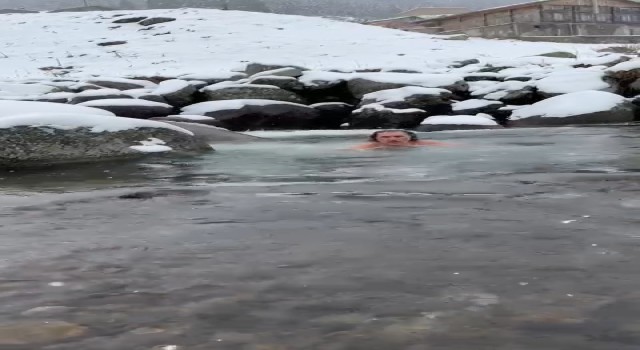 Kara aldırış etmeden Elevit Yaylasında buz gibi suda yüzdü