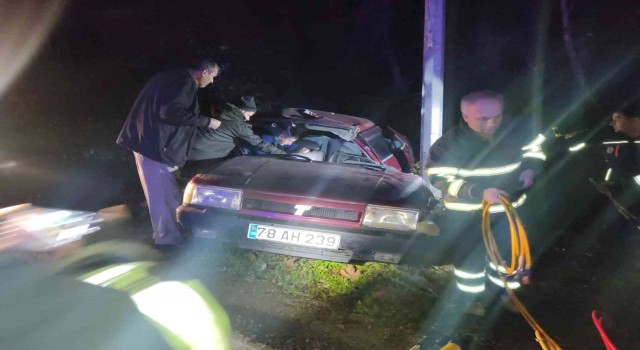 Karabükte direğe çarpan otomobil sürücüsü hayatını kaybetti