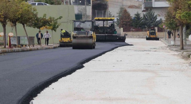 Karaköprüde asfalt yol yenileme seferberliği sürüyor