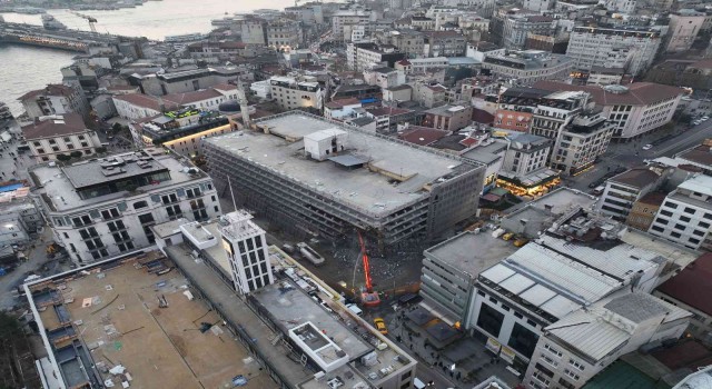 Karaköydeki katlı otoparkın yıkım çalışmaları havadan görüntülendi