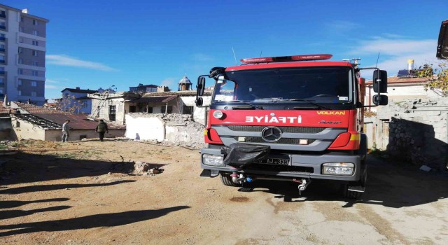 Karamanda metruk evde yangın çıktı