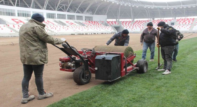 Karamanın 15 bin kişilik stadyumunda çim serme çalışması başladı