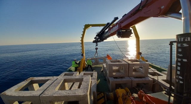 Karataşta denize yapay resif bırakıldı