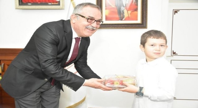 Kardeş illerin yöresel yiyeceklerini Müdür Akyola ikram ettiler