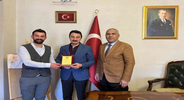 Kars 36 Spor yönetiminden Alibeyoğluna plaket
