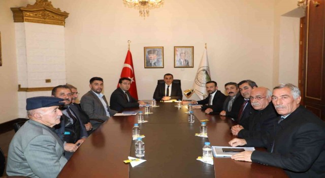 Kars Valisi Öksüz, muhtarlarla buluştu