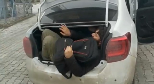 Karsta 14 düzensiz göçmen bir otomobilden çıktı