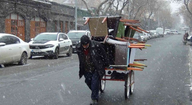 Karsta kar yağışı etkili oluyor