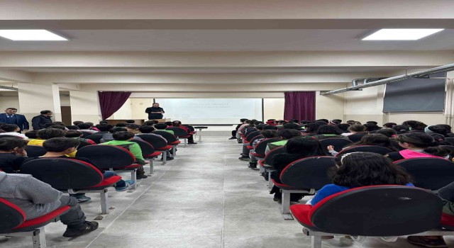 Karsta polisten siber zorbalık ve teknoloji bağılılığı eğitimi