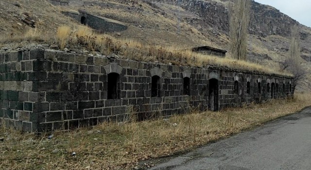 Karsta tarihi hamam yıkılıyor