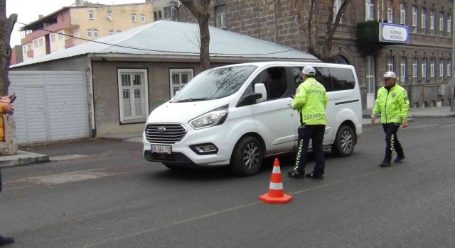Karsta zorunlu kış lastiği uygulaması yapıldı