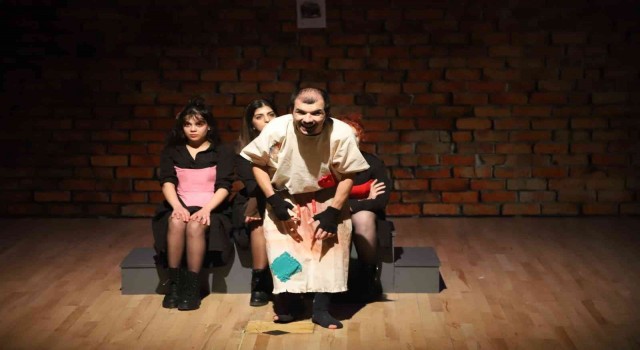 Kartal Belediye Tiyatrosunun yeni oyunu sahneye konuldu