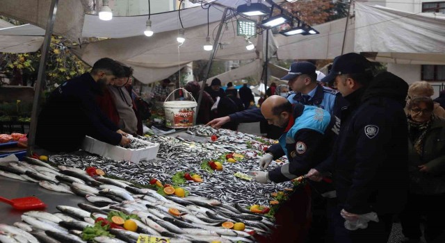 Kartalda, balık tezgâhlarına sıkı denetim