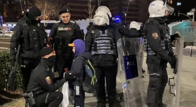 Kartalda görev başında olan polisler ile çikolatasını paylaşan küçük Toprak, yürekleri ısıttı