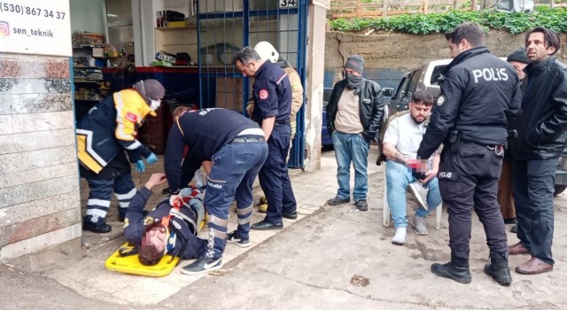 Kartalda sürücüsünün hakimiyetini kaybettiği kamyonet binaya çarptı: 2 yaralı