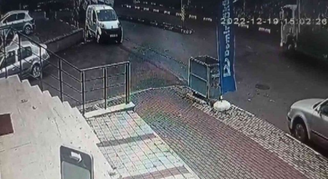 Kartalda virajı alamayan beton mikserinin devrildiği kaza kamerada