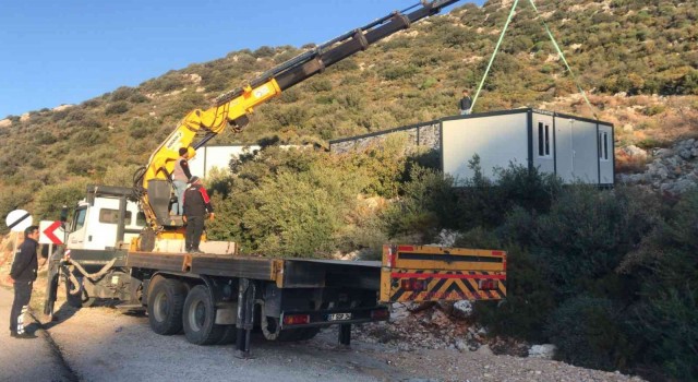 Kaşta doğal sit alanındaki 3 kaçak konteyner kaldırıldı