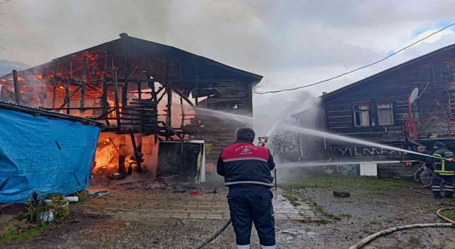 Kastamonuda korkutan yangın! 100 yıllık ahşap ev küle döndü