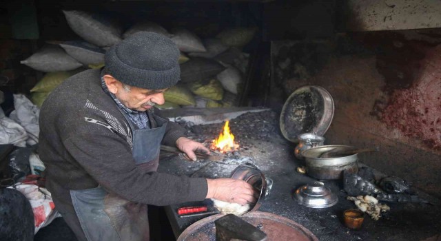 Kastamonunun son kalay ustası, 56 yıldır bakırlara hayat veriyor