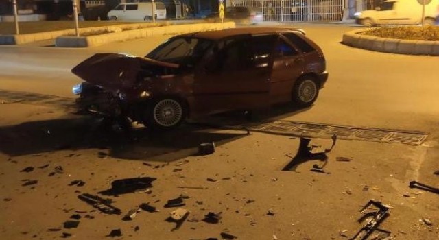 Kavşakta çarpışan 2 araçta maddi hasar oluştu