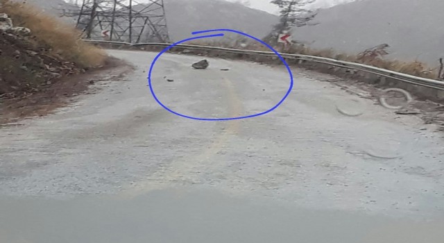 Kayanın altında kalmaktan son anda kurtuldular