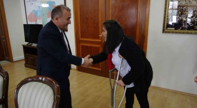 Kaymakam olma hayali ile engelleri aşan genç kıza destek sözü