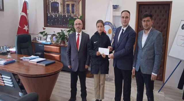 Kaymakam Tosun, başarılı öğrenciyi ödüllendirdi