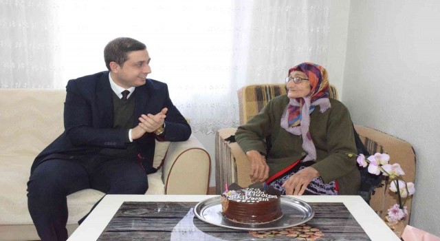 Kaymakamdan 100 yaşına giren Şemam nineye doğum günü sürprizi