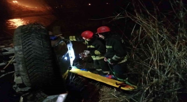 Kazada araçta sıkışan 2 kişiyi itfaiye kurtardı