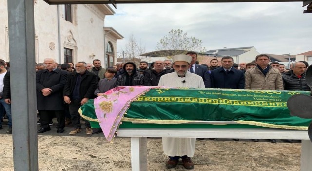 Kazada savrulan otomobilin çarptığı yaşlı kadın son yolculuğuna uğurlandı