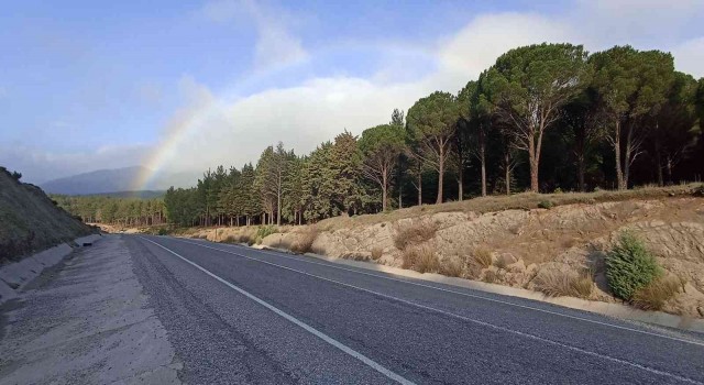 Kazdağlarında bulut geçişlerinde ortaya çıkan gökkuşağı beğeniyle izlendi