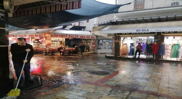 Kemeraltı Çarşısı yağmura teslim