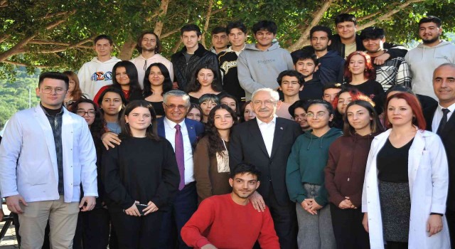 Kılıçdaroğlu, Kemerde öğrencilerle bir araya geldi