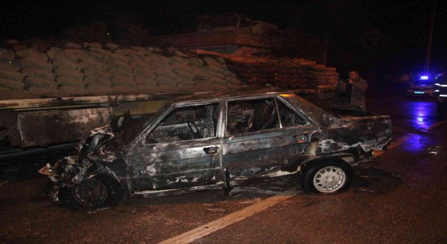 Kiliste tıra çarpan araç alev alev yandı, otomobildeki 3 kişi son anda kurtuldu